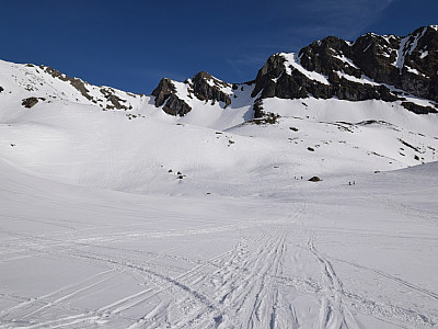 Nach Norden halten wir auf eine Rampe zu, die sich nach links den Berg hinauf zieht