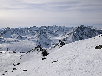 Schön ist die waagrechte Staumauer des Speicher Finstertal zu sehen