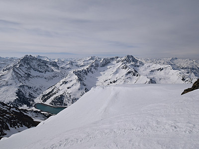 Durch die Täler im Südwesten kann man zur  Hinteren Karlesspitze aufsteigen