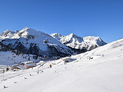 Der Ausblick nach Westen am Hochwanner vorbei zu den Karlesspitzen und zum Schafzoll