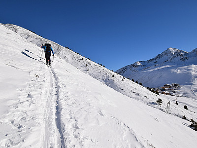 Oberhalb des Schleppers steigen wir links der Rinne auf 