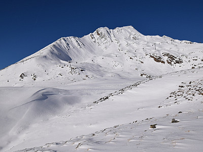 Links von uns der Vordere Grieskogel