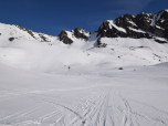 Nach Norden halten wir auf eine Rampe zu, die sich nach links den Berg hinauf zieht