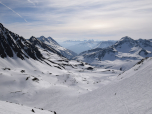 Im Dunst tauchen die Spitzen der Tuxer Alpen auf