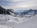 Im Dunst tauchen die Spitzen der Tuxer Alpen auf