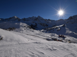 Über Kühtai strahlt die Sonne am blauen Himmel