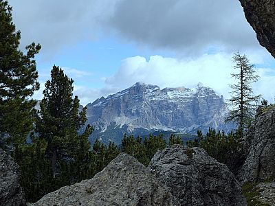 Die bereits mit Schnee bedeckte Fanesgruppe im Osten