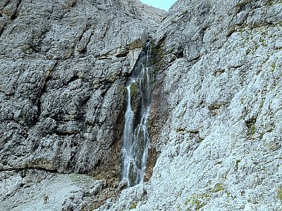 Rechts von uns plätschert der Pisciadù Bach in die Tiefe