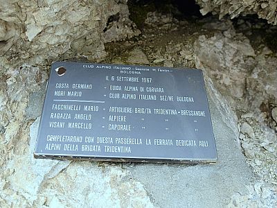 Eine Tafel kurz vor der Brücke informiert über die Erbauer des Klettersteiges