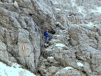 Kurze Passagen sind auch hier mittels Drahtseil gesichert.