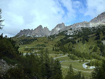 Die Cirspitzen und die Passstraße zum Grödnerjoch