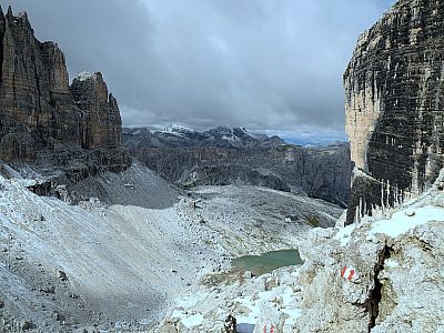 Weiter rechts nach Osten der  Pisciadù See und die Hütte 