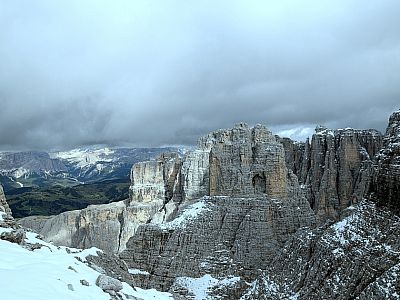 Der Ausblick nach Osten auf die typischen Felsformationen der Sellagruppe