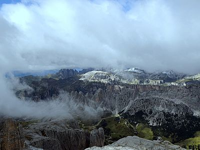 Die Geislerspitzen mit dem Sass Rigais halten sich in den Wolken