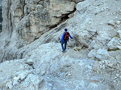 ... durch schottriges Gelände bergab.
