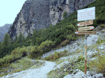 Der Weg zum Klettersteig ist kurz nach dem Parkplatz angeschrieben