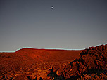 ...und taucht das Vulkangestein in rotes Licht