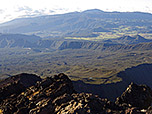 Hinten zeigt sich der Piton de la Fournaise
