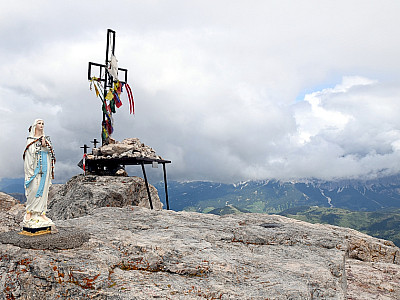 Die kleine Madonna und das Gipfelkreuz