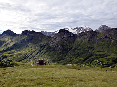 Wir lassen das Kriegerdenkmal hinter uns und gewinnen schnell an Höhe