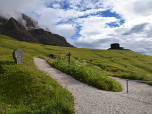 Auf dem kleinen Weg links starten wir zu unserer Tour