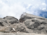 In der Scharte liegt unser nächstes Ziel: Das Rifugio Forcella Pordoi