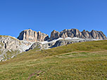 Blick vom Ausgangspunkt auf die Wände der Sellagruppe