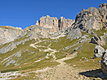Wir halten auf den Sasso Pordoi mit seiner Seilbahnstation zu