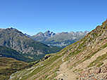 Über St. Moritz schauen wir zum markanten Piz Julier