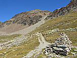In Kehren geht es weiterhin steiler bergauf
