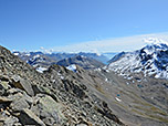 Im Hintergrund taucht der Lago Bianco auf