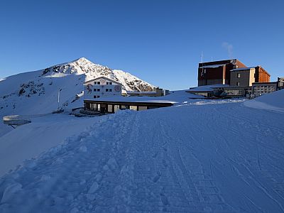Das Berghaus Diavolezza mit dem Munt Pers im Hintergrund