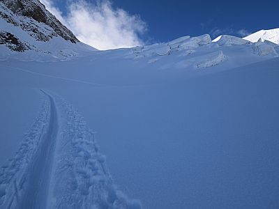 Nun deutlich steiler steigen wir auf die Eismassen zu