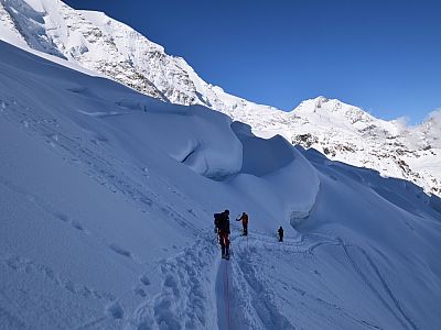 In Relation zu den Personen lassen sich die Dimensionen des Eisbruchs erahnen