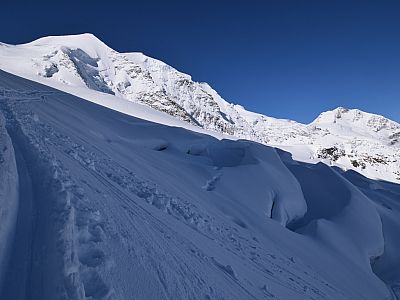 Den Ostgipfel vor Augen verlassen wir den Eisbruch ...