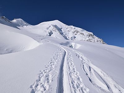 Zunehmend flacher geht es vorbei an den letzten sichtbaren Spalten