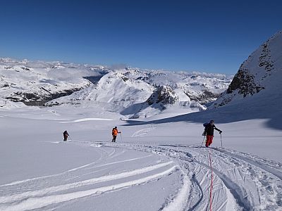 Schön ist hinter uns der Persgletscher, der Munt Pers und die Diavolezza zu sehen