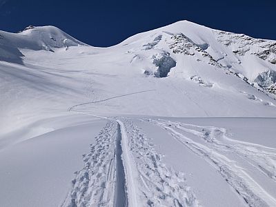 Vor dem Sattel mit dem Skidepot geht es nochmal steiler bergauf
