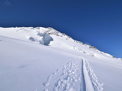 Wunderschön sind die Eisformationen unterhalb des Ostgipfels zu sehen