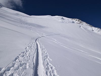 Zwei Skifahrer konnten bereits die Abfahrt genießen