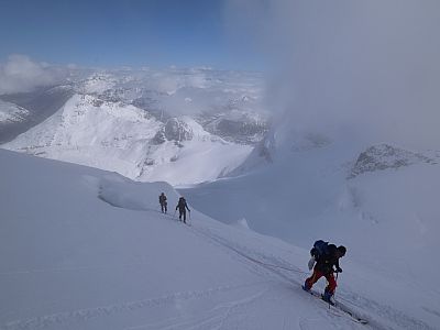 Immer wieder ziehen einzelne Wolken über uns hinweg