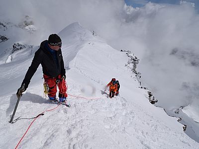 Zu Fuß geht es über die Ostschulter auf den Grat
