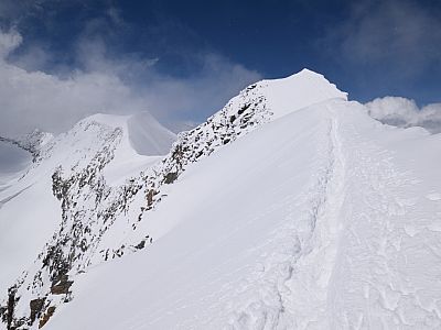 Ostgipfel und Hauptgipfel rücken näher