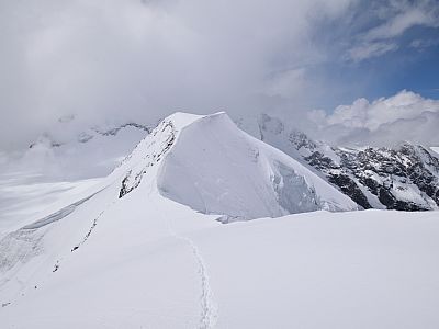 Auch der Weg zum Hauptgipfel ist gespurt