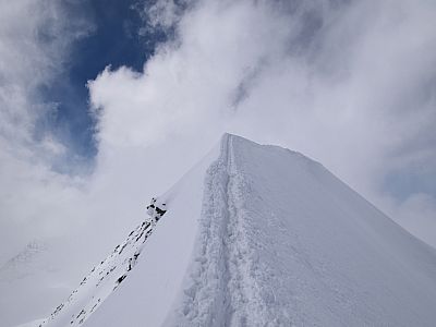 Der Grat ist schmal, aber der Schnee gibt heute einen
guten Halt