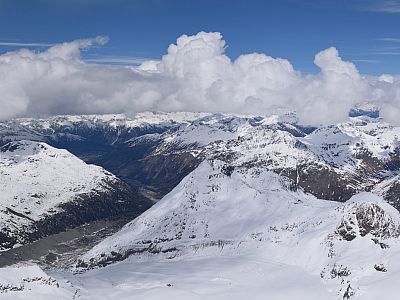 Links das Tal, in das der Morteratschgletscher fließt