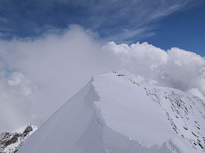 Der Blick zurück über den Grat zum Ostgipfel