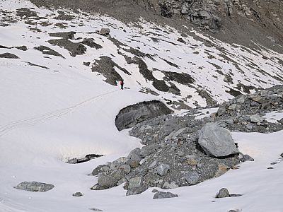 Wir nutzen die letzten Schneereste bis zu dem steinigen Ende des Morteratschgleschers