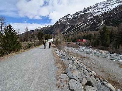 Auf dem Wanderweg geht es bequem zum Bahnhof Morteratsch