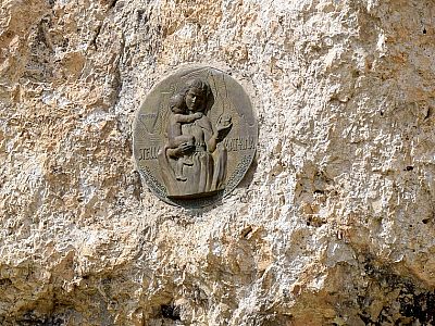 Eine Marientafel im Felsen